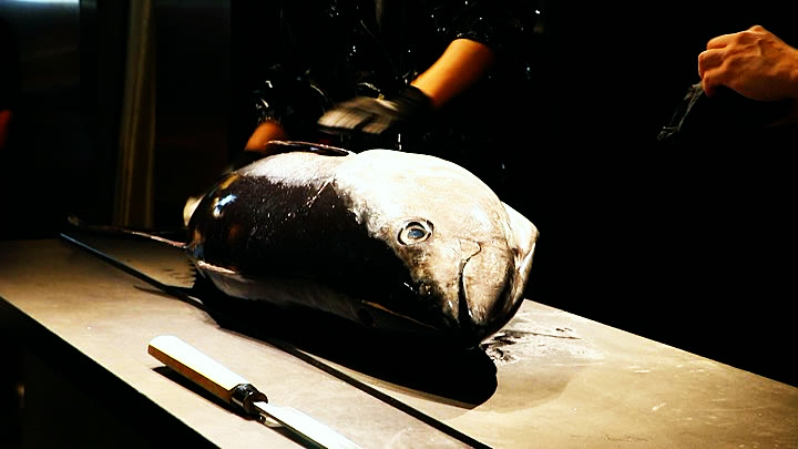 The tuna and the long knife on the counter
