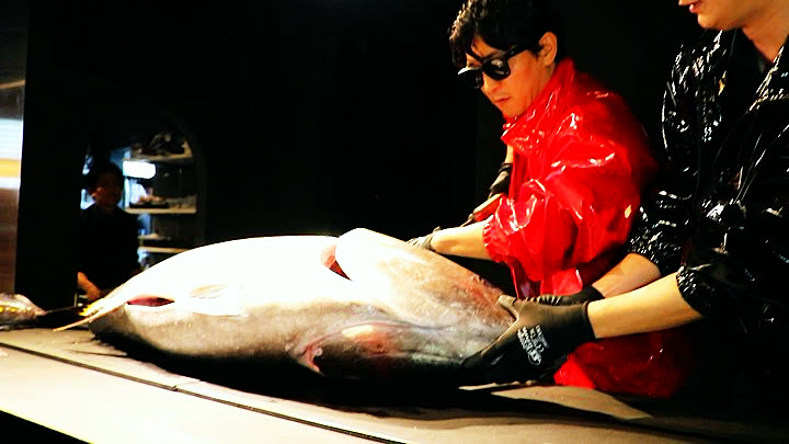 Cutting in behind the head of the tuna