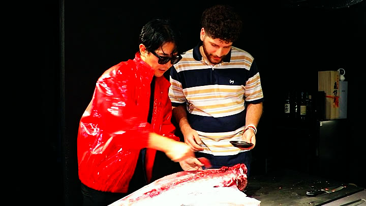 A guest takes nakaochi from the tuna with the host