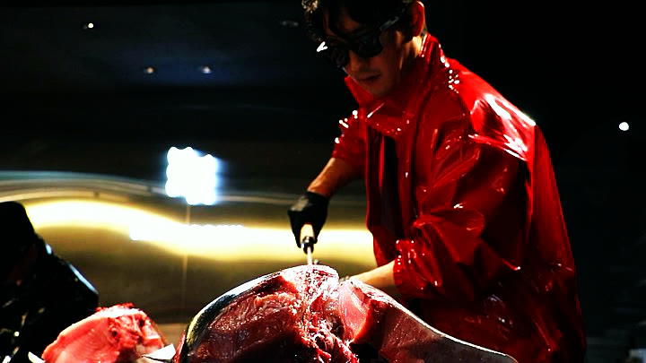Cutting into the tuna from above