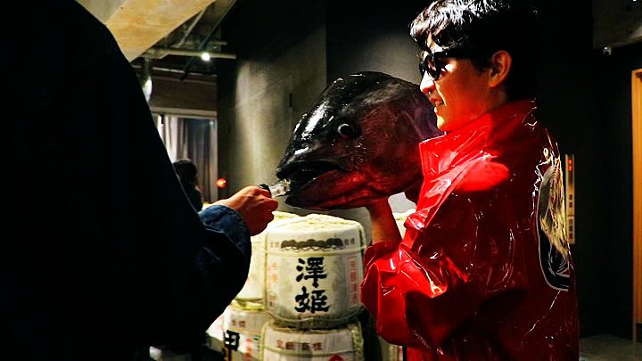 The tuna head fitted with a sake bottle