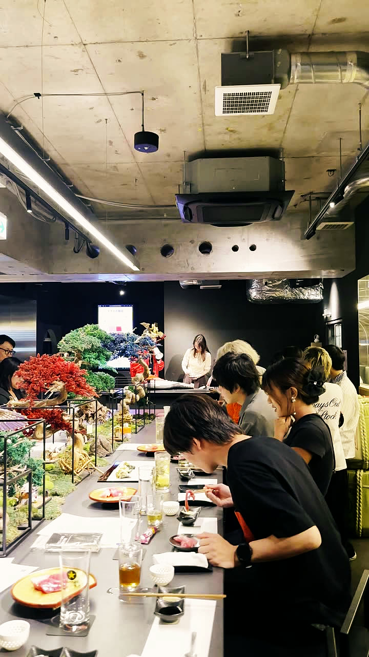 The room during the show, guests along the counter